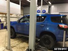 Installing a set of spacers to increase the ground clearance Chevrolet TrailBlazer II Lift Kits (leveling kits and coil spring spacer\strut spacer)