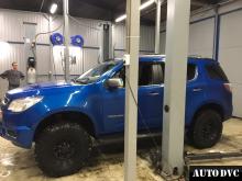 Installing a set of spacers to increase the ground clearance Chevrolet TrailBlazer II Lift Kits (leveling kits and coil spring spacer\strut spacer)
