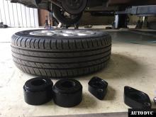 Installing a set of spacers to increase the ground clearance Hyundai i30 Lift Kits (leveling kits and coil spring spacer\strut spacer)