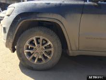 Installing a set of spacers to increase the ground clearance Jeep Grand Cherokee IV Lift Kits (leveling kits and coil spring spacer\strut spacer)
