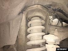 Installing a set of spacers to increase the ground clearance Land Rover Discovery 3 Lift Kits (leveling kits and coil spring spacer\strut spacer)