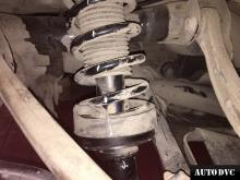 Installing a set of spacers to increase the ground clearance Volkswagen Touareg Lift Kits (leveling kits and coil spring spacer\strut spacer)