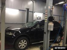 Installing a set of spacers to increase the ground clearance Volkswagen Touareg Lift Kits (leveling kits and coil spring spacer\strut spacer)