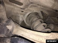 Installing a set of spacers to increase the ground clearance Volkswagen Touareg Lift Kits (leveling kits and coil spring spacer\strut spacer)